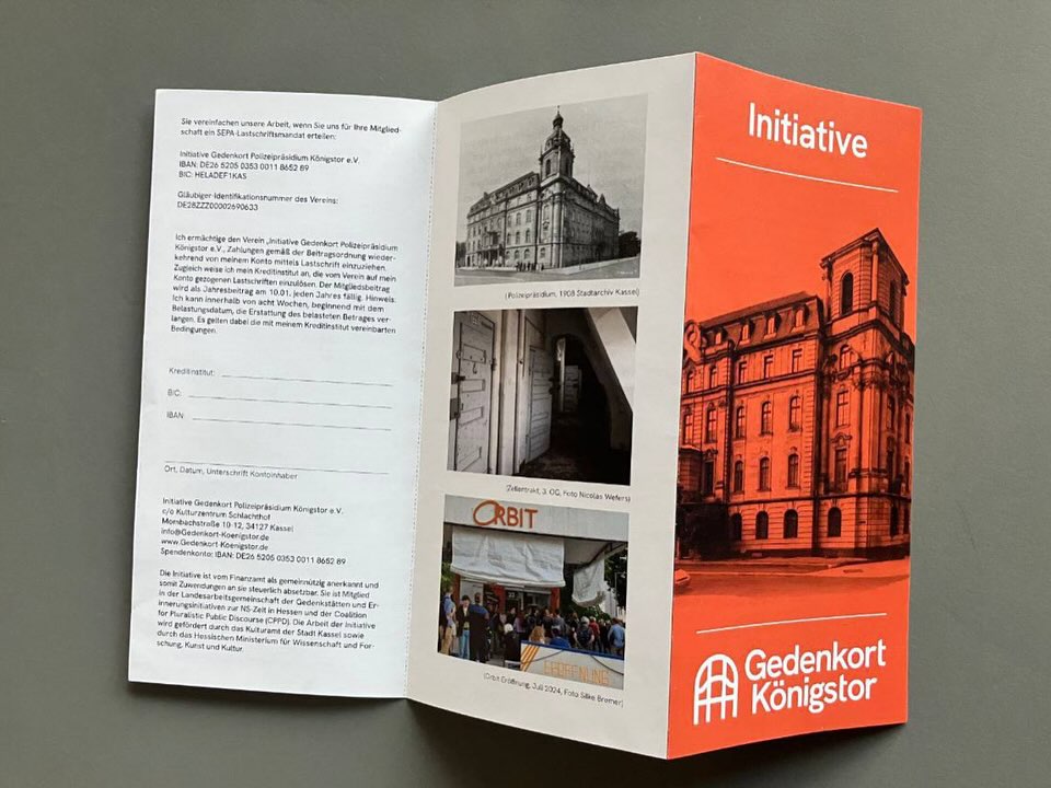 Zwei Grafikdesign-Studierende gestalten ein Projekt