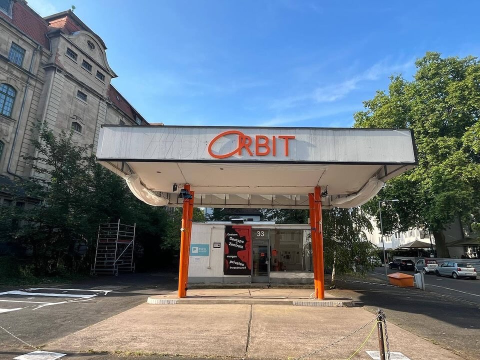 Zwei Grafikdesign-Studierende gestalten ein Projekt