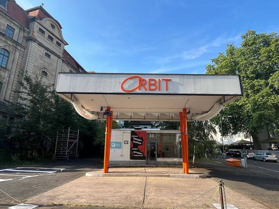Zwei Grafikdesign-Studierende gestalten ein Projekt