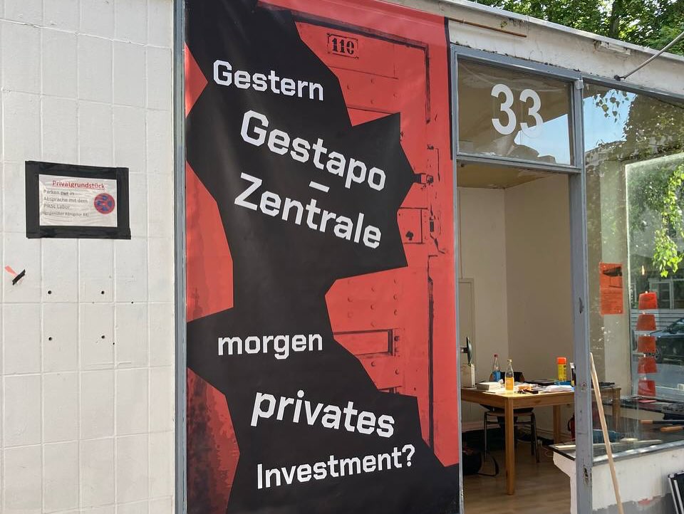 Zwei Grafikdesign-Studierende gestalten ein Projekt